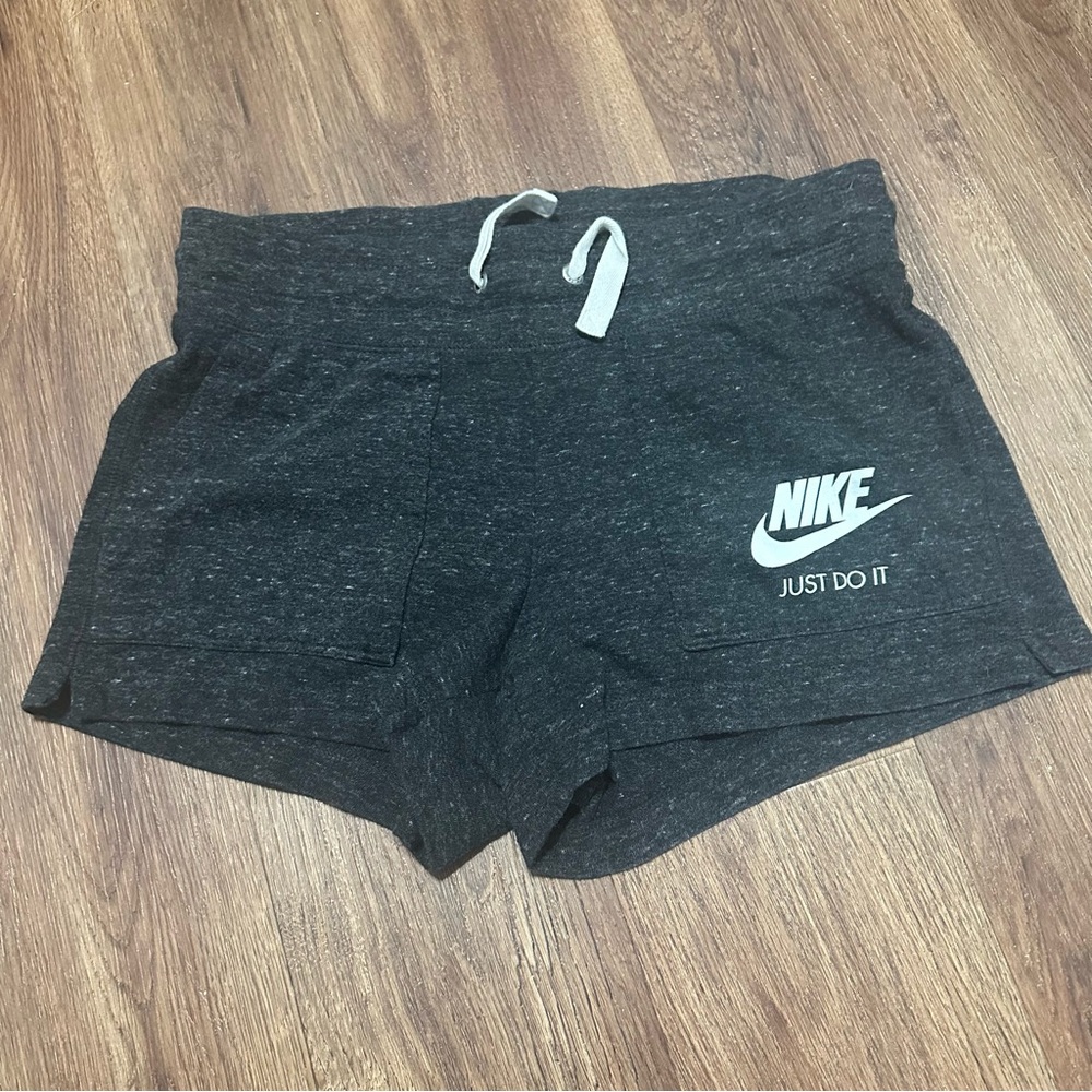 Women's Nike Sportswear Gym Vintage Shorts S

Waist 14.5”
Inseam 3”